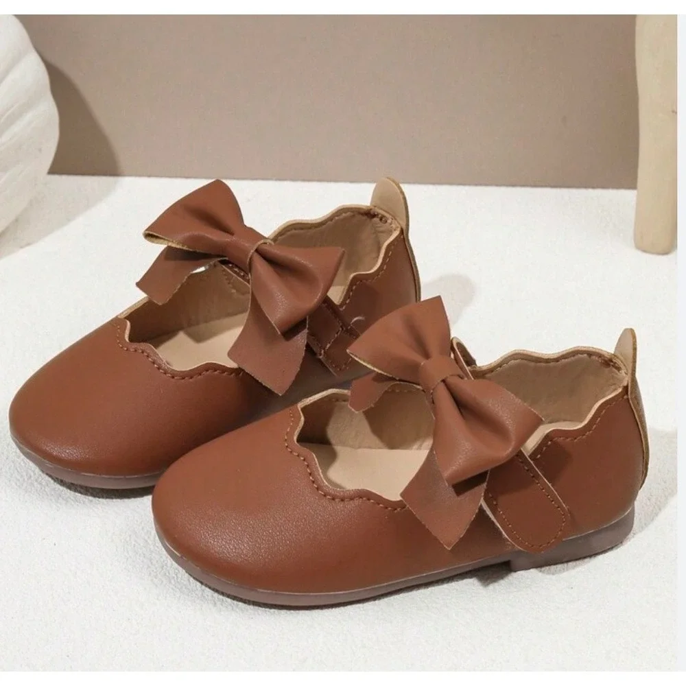 Toddler Girls Brown Scalloped Mary Jane Flats with Bow Accent Dress Shoes